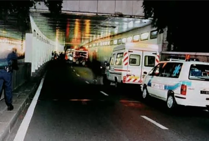 O acidente foi num túnel rodoviário, em Paris. Ela estava no carro com o namorado, Dodi Al-Fayed, e o guarda-costas,Trevor Ree-Jones.  Dodi e o motorista Henri Paul morreram no local. O guarda-costas sobreviveu.  