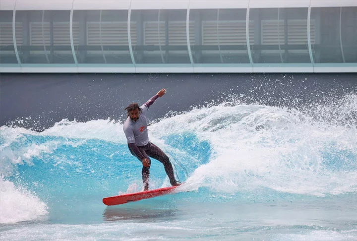 As praias artificiais viraram uma opção conhecida nos últimos anos, chegando até mesmo no Brasil. O famoso surfista Kelly Slater é o responsável pela criação da maior piscina transformada em praia de ondas artificiais do planeta. 