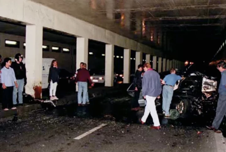 O romance de Dodi e Diana foi revelado três semanas antes do acidente, embora já houvesse rumores desde agosto de 1997. Diana vinha sendo seguida por paparazzi quando o acidente ocorreu. 