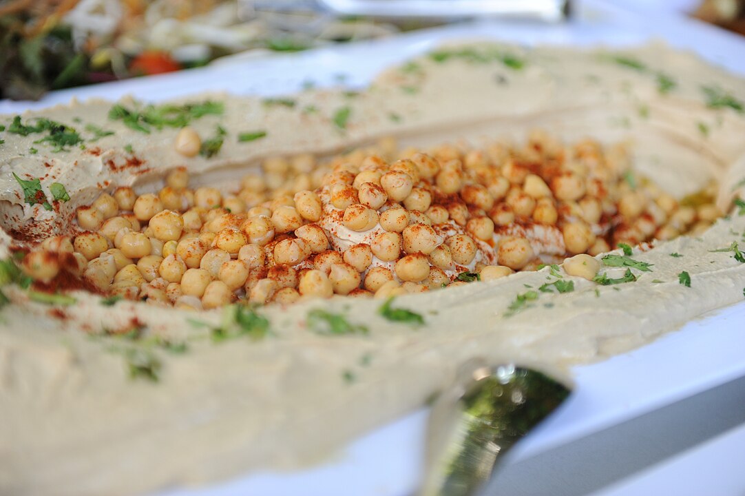 Agora, vamos conhecer outros pratos que podem ser feitos com o legume. O Caldo com grão-de-bico é uma opção nutritiva, preparada com legumes como cenoura, cebola e alho, além de temperos aromáticos como louro e tomilho. Pode ser enriquecido com pedaços de carne ou frango.