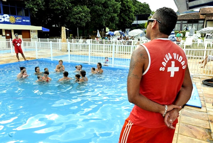 Durante o verão, as piscinas são um bom recurso para espantar o calor e ter momentos agradáveis ao lado da família e de amigos. No entanto, mortes nesses ambientes, seja residencial ou em clube, trazem à tona precauções e necessidades de cuidados com a segurança. 
