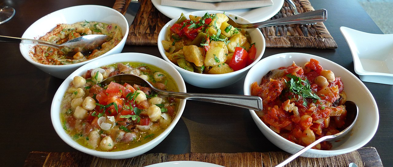 Afinal, o Carnaval se aproxima e é sempre bom estar com a bateria carregada para aguentar a folia, né? Vamos, afinal, conhecer alguns dos melhores pratos com grão-de-bico, além de saber melhor sobre seus benefícios à saúde.
