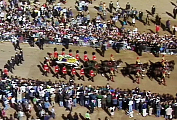 Seu enterro atraiu uma multidão e foi visto pela televisão por milhões de pessoas no planeta. 