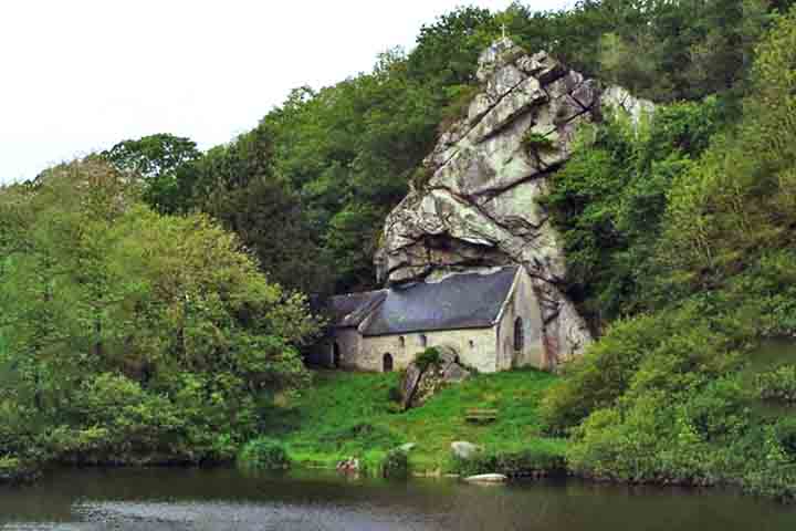 Capela de St. Gildas (França) – Século XI - Esculpida em uma encosta rochosa na Bretanha, tem um ar rústico e místico. Diz-se que foi retiro do monge Gildas no século XI. Seu isolamento a torna ideal para contemplação.
