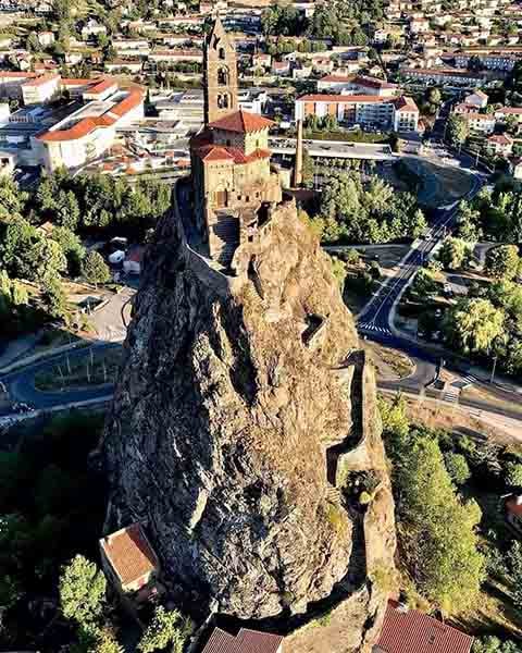 Capela de São Miguel da Agulha (França) – Século X - O templo dedicado ao Arcanjo fica perto da cidade de Le Puy-en-Velay e foi construído na ponta de uma rocha, que era uma chaminé de vulcão, Inaugurada em 961, a capela foi ampliada no século 12. E em 1840 foi classificada como Monumento Histórico. A igreja tem 85 metros de altura e 57 metros de diâmetro.O acesso é por 268 degraus escavados na rocha.
