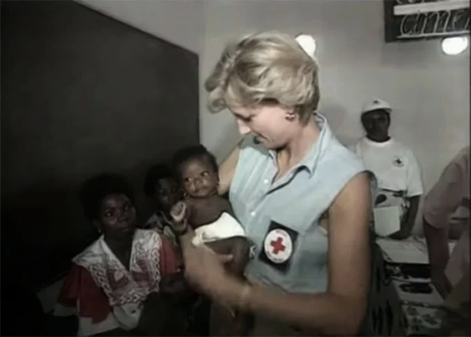  Diana foi muito atuante em campanhas contra a Aids numa época em que não havia tanto esclarecimento sobre a doença e pacientes sofriam com preconceito. Ela também atuou no apoio a crianças em instituições de caridade.