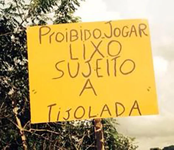 Proibido jogar lixo. Sujeito a tijolada - Melhor não arriscar, não é mesmo?