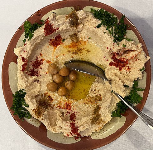 Além de saboroso, o homus é altamente nutritivo, fornecendo uma combinação equilibrada de proteínas, gorduras saudáveis e fibras.