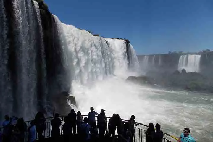Ela torna-se, assim, em uma opção interessante para quem busca viver em um local tranquilo, com acesso à natureza e a um ambiente multicultural.