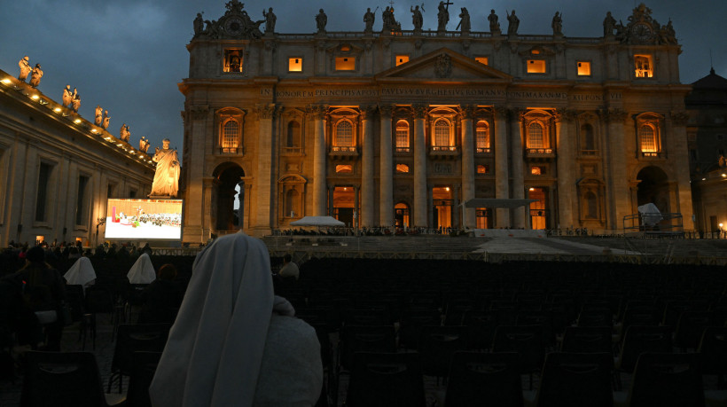 Imagem de apoio ilustrativo: público ora por papa Francisco durante sua internação hospitalar em março deste ano