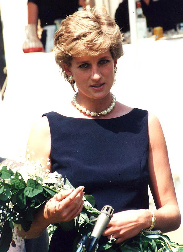 Ela costumava aparecer, por exemplo, sem chapéus. O estilo de Diana era imitado por mulheres em diversos países. Seus vestidos e acessórios eram copiados por toda parte. 