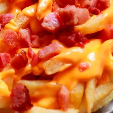 Outro fato problemático das batatas fritas são os acompanhamentos e molho. Geralmente, ela é consumida com  manteiga, alho, queijo cheddar, bacon, carne de sol desfiada, cebola, entre outros.