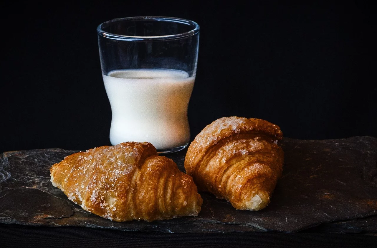 Com o passar do tempo, o croissant se tornou um símbolo da cultura francesa e um elemento essencial no café da manhã parisiense. 