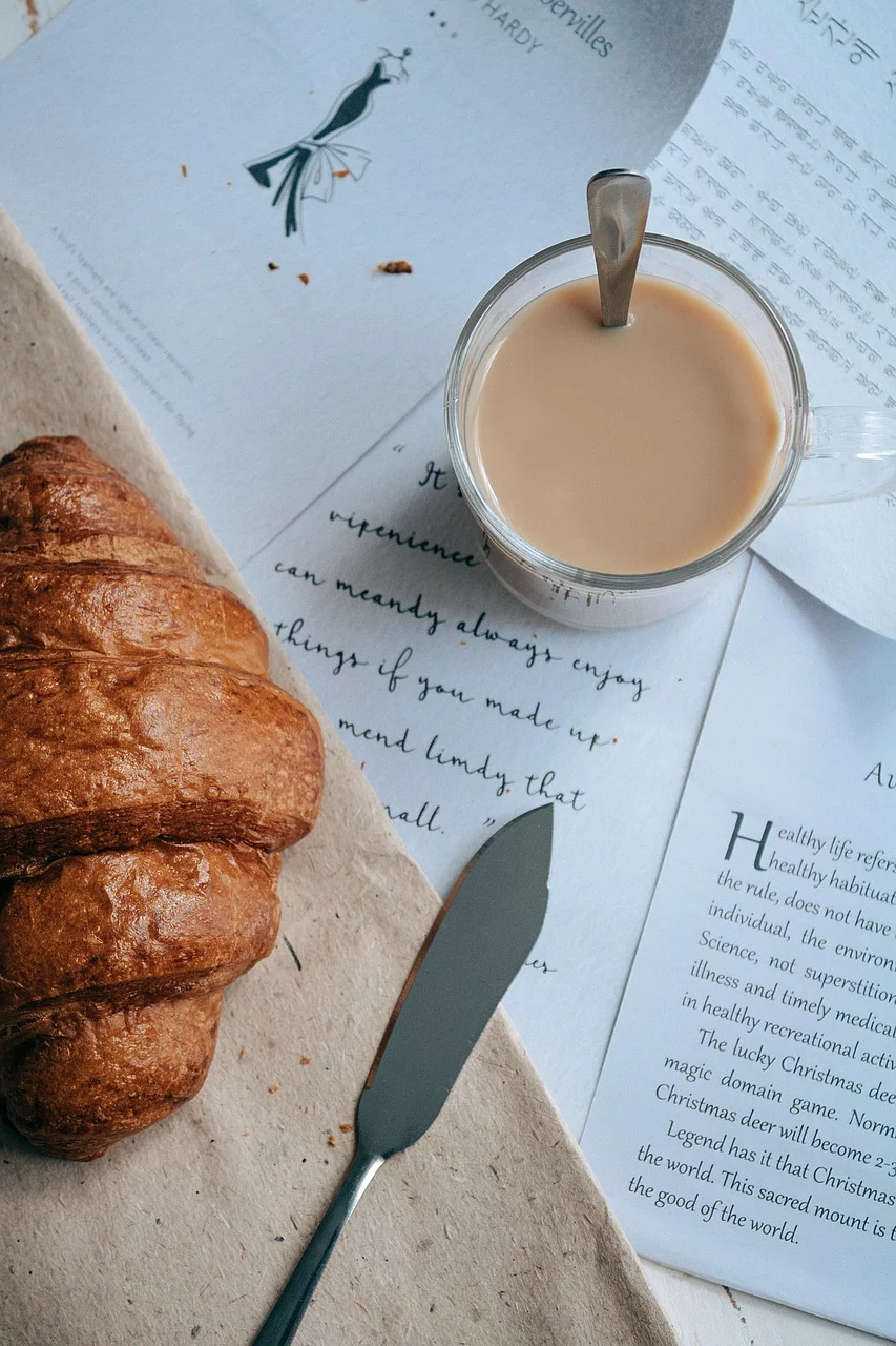 Dessa forma, o croissant é um tipo de viennoiserie de massa folhada em formato de meia-lua. Ele é feito de farinha, açúcar, sal, leite, fermento, manteiga e ovo para pincelar.