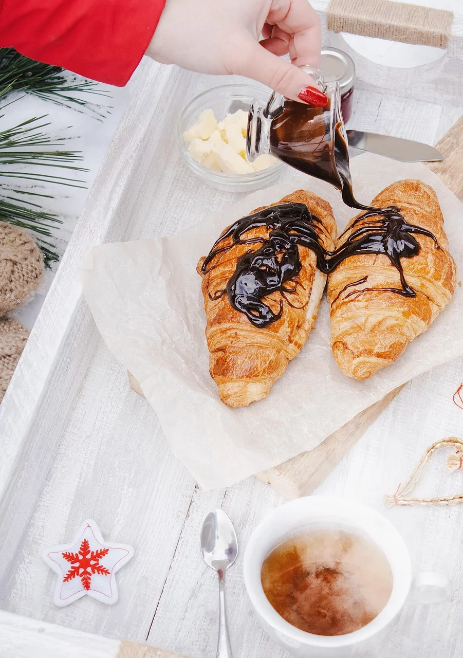 Um bom croissant deve ter um bom aspecto, como uma lua em quarto crescente, com uma crosta crocante e uma bela cor dourada. As pontas devem estar descoladas do meio, e o miolo deve ser alvo, aerado, e mostrar a consistência certa.