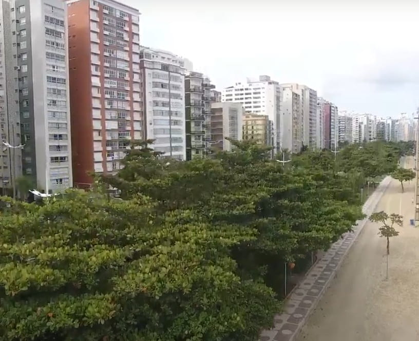 Além disso, o mercado turístico impacta o custo de serviços e alimentação, com preços mais altos em restaurantes e atividades de lazer. Apesar disso, a cidade oferece uma boa qualidade de vida, com infraestrutura e acesso a praias urbanas.