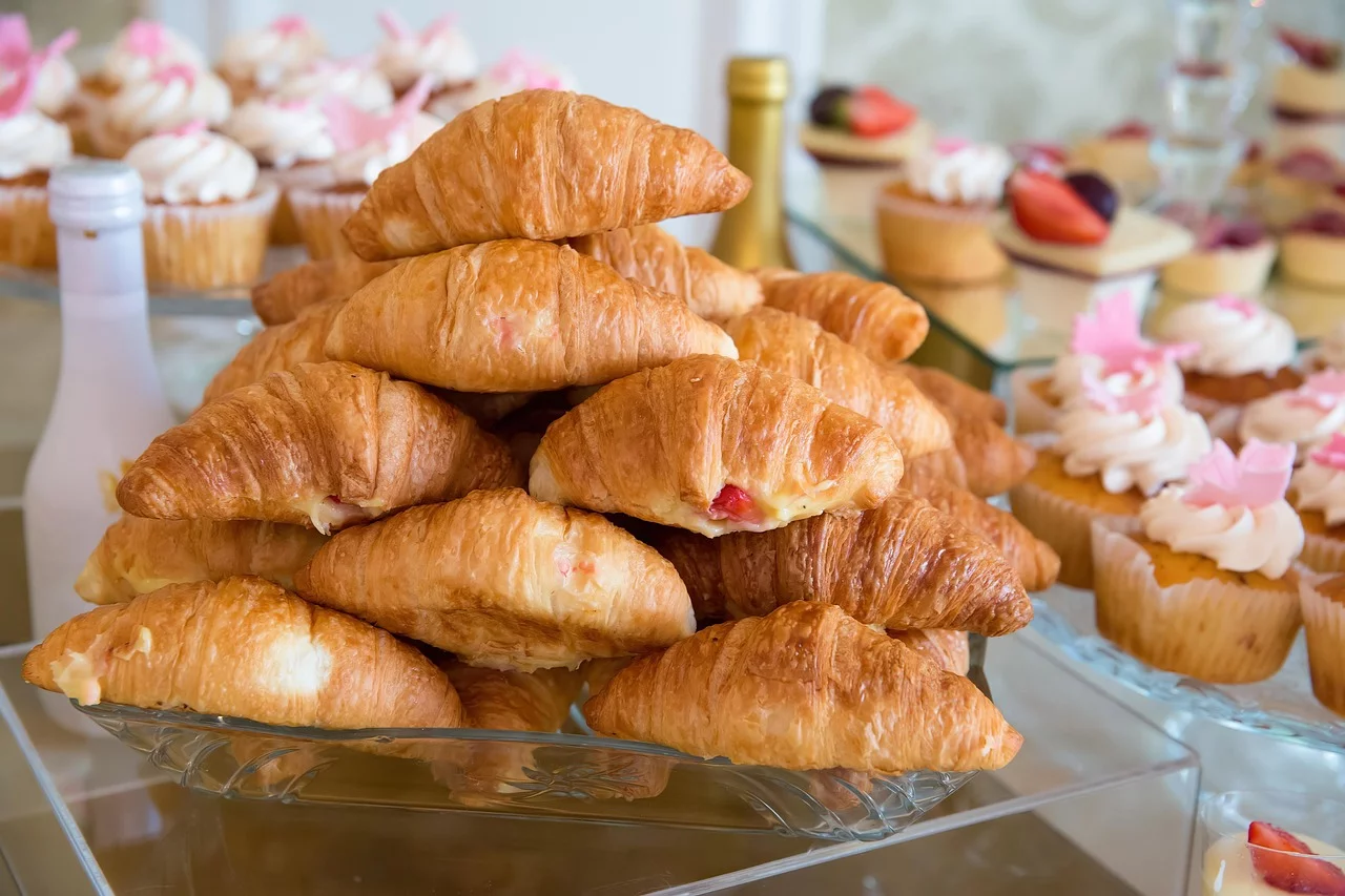 A massa semifolhada possui menos gorduras e leva fermento biológico. As dobras são responsáveis pela separação das camadas de gordura que proporcionam a folhagem do croissant.