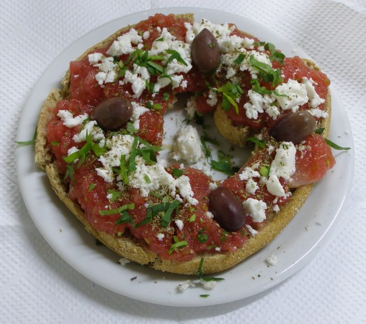 Um dos dos pratos típicos mais conhecidos de Creta é o dakos, uma salada com tomate, pepino e queijo feta.