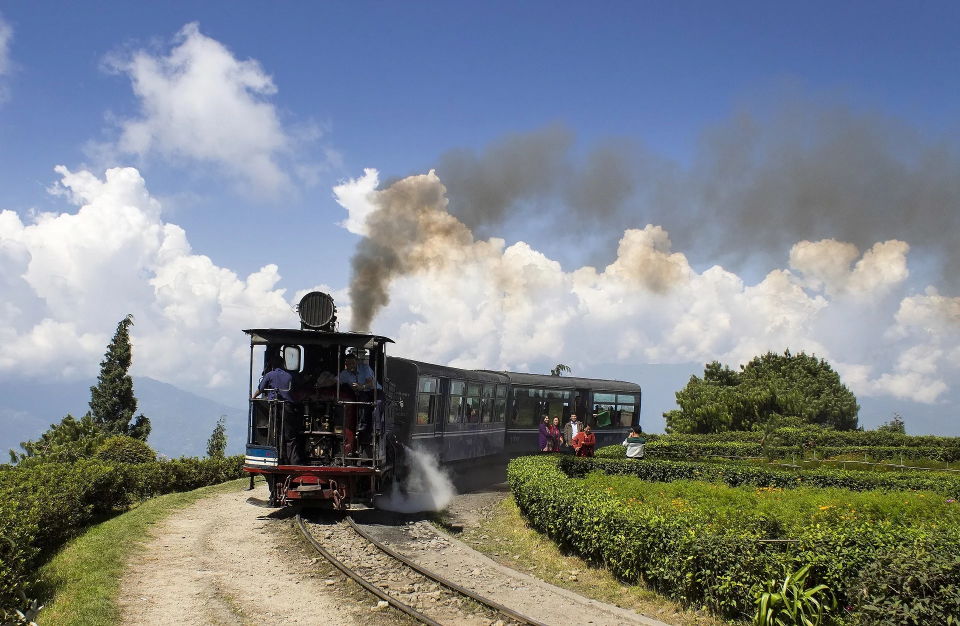 Além dela, outras duas ferrovias chamam a atenção na Índia por conta do trajeto montanhoso: a Ferrovia de Darjeeling Himalaia e a Ferrovia Kalka Shimla.