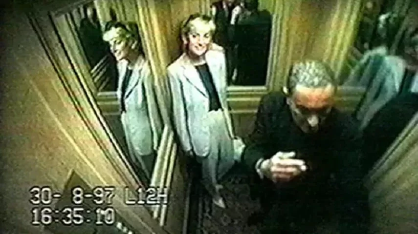 Para o pai de Dodi, a  morte foi encomendada pela Família Real e Diana, inclusive, estaria grávida de Dodi. Na foto, Diana com Dodi no elevador do hotel no dia 30/8, véspera de sua morte. 
