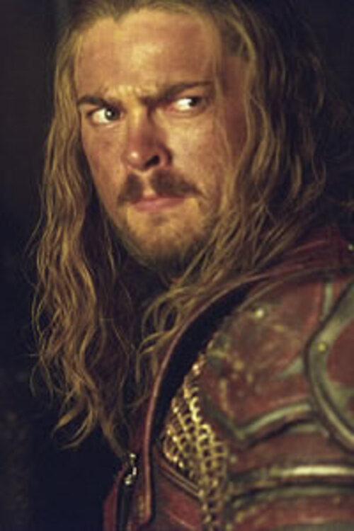 Karl Urban destacou-se no papel de Éomer, na saga de O Senhor dos Anéis. E como o Doutor McCoy em Star Trek, entre outros filmes de sucesso. Ele também protagoniza The Boys, série de sucesso da Amazon Prime.