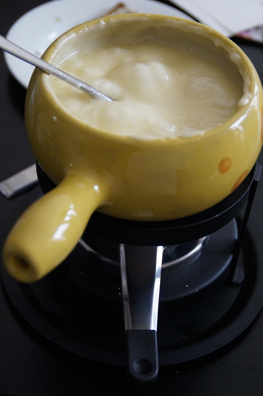 Com o tempo, a receita evoluiu e se tornou uma experiência gastronômica sofisticada, presente em diversos países. Além disso, a França também desempenhou um papel fundamental na difusão do fondue. Afinal, o termo fondue vem do francês fondre, que significa derreter.