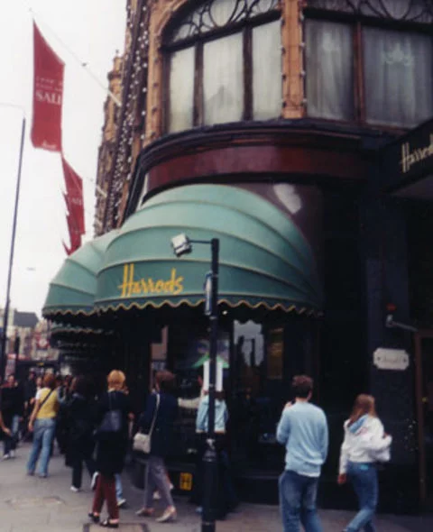 Dono da famosa cadeia de lojas Harrods, Mohamed passou 10 anos em batalhas judiciais para 'provar' que a Monarquia Britânica havia encomendado a morte do casal. Desistiu depois que a Justiça descartou essa hipótese. 