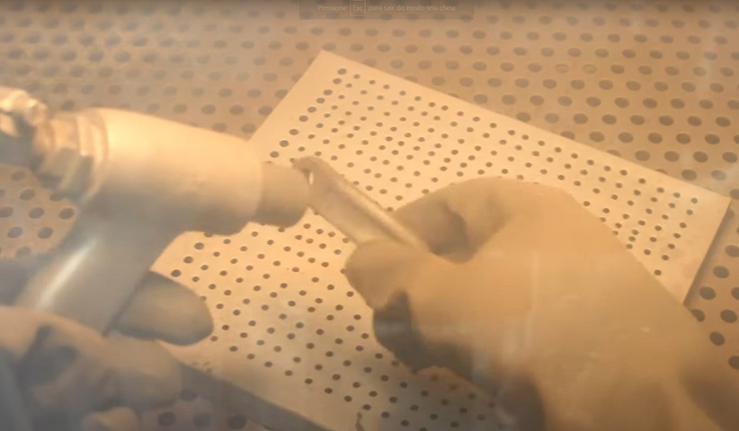 Mas, a partir da aplicação de uma técnica chamada jateamento meticuloso - que consiste em limpar a superfície do material metalizado - foi possível realizar um reconhecimento. 