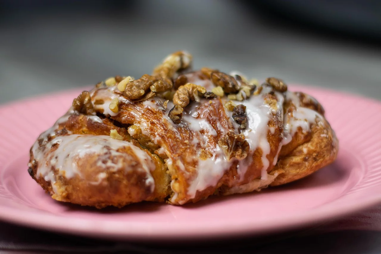 O pequeno almoço na Europa é o mesmo que o nosso café da manhã, ou seja, a primeira refeição do dia. De modo geral, os portugueses dão muita importância para a esse momento e fazem dele um verdadeiro banquete com muito croissant, frutas e queijos.