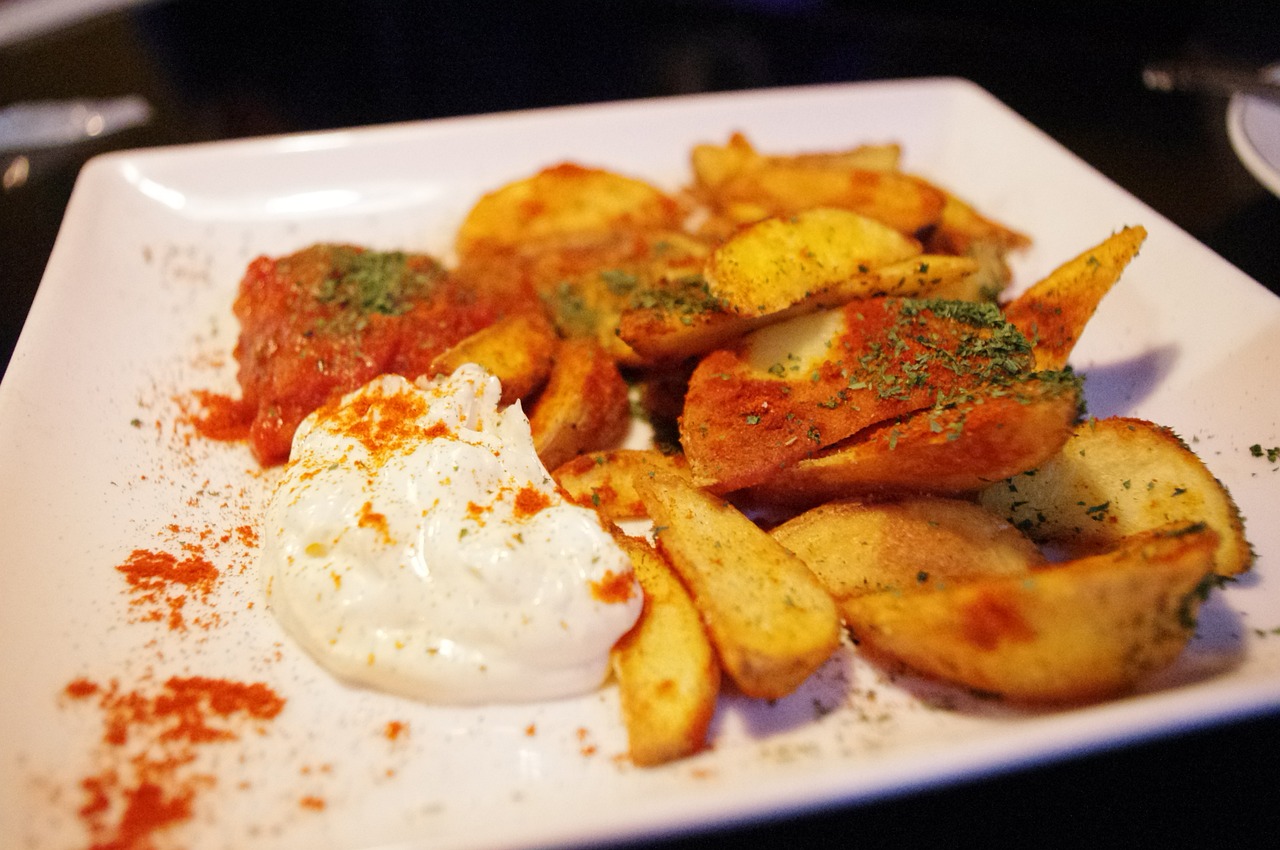 Dessa forma, um dos principais motivos para a batata frita ser considerada uma vilã é que qualquer óleo, quando aquecido acima de determinada temperatura, passa por transformações em sua composição química e libera uma substância tóxica chamada acroleína.