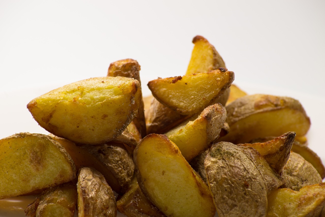 Além do seu sabor, a batata é rica em vitaminas, fibras, antioxidantes e nutrientes. Ela se destaca por ser um alimento de rápido e fácil preparo, sendo um petisco que agrada o paladar de adultos e crianças.
