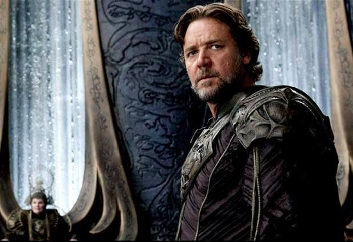 Nascido em 7 de abril de 1964 na cidade de Wellington, a capital da Nova Zelândia, Russell ganhou o Oscar de Melhor Ator pelo papel de Maximus no filme Gladiador (2000). 