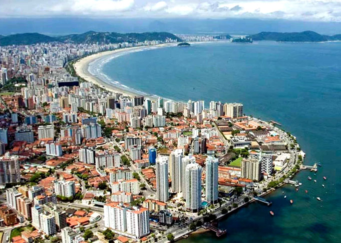 Santos (SP), localizada no litoral paulista, combina a beleza de suas praias com um custo de vida elevado, especialmente devido à alta demanda por imóveis com vista para o mar.
