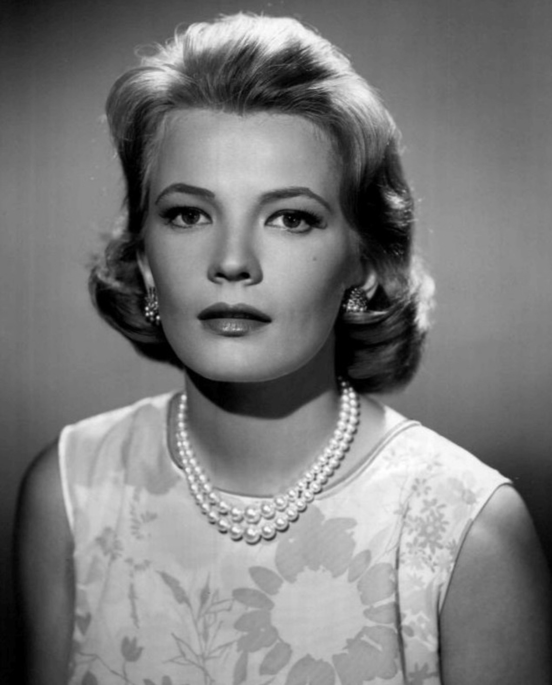 Nascida em Madison, no Wisconsin,  em 19/6/1930, Gena Rowlands ficou conhecida, principalmente, pelos filmes Diário de uma Paixão e Uma Mulher Sob Influência. Ela ganhou 2 Globos de Ouro e 3 Emmys.