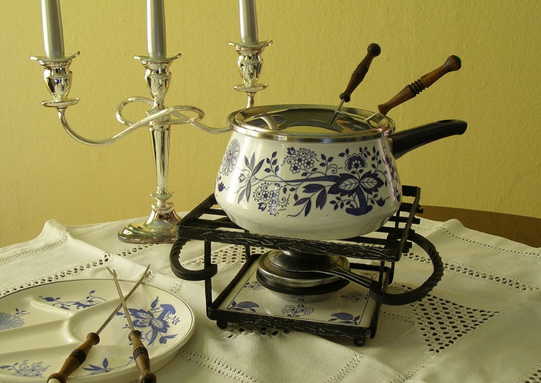 Algumas versões incluem fondues com queijos locais, fondues veganos feitos com castanhas e até fondues de caramelo para os amantes de doces. Independentemente da versão, o fondue continua sendo um prato que une pessoas ao redor da mesa, proporcionando momentos de interação e diversão.