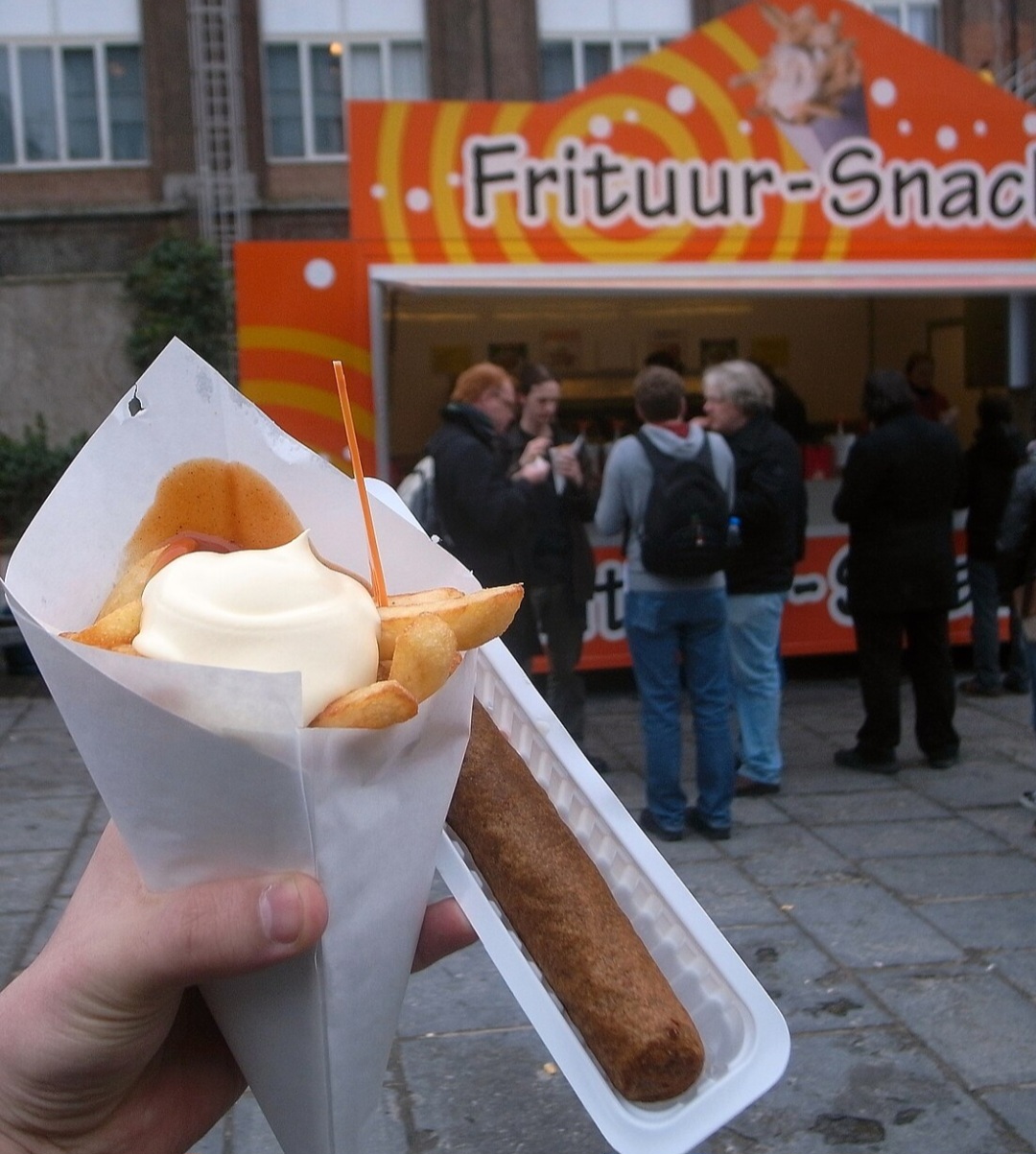 Vale destacar que os belgas costumam consumir a batata frita através de cones de papel. Por lá, conta a lenda que no século XVII, após um inverno rigoroso na região de Namur, o rio Meuse congelou e não era possível pescar.