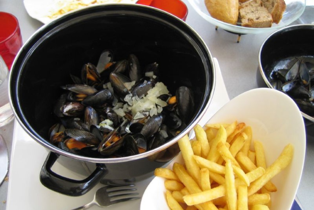 No entanto, existem riscos no alto consumo da batata frita em virtude dos óleos utilizados, sobretudo na culinária de rua. Ela pode aumentar o risco de doenças cardiovasculares, diabetes, obesidade, ansiedade e depressão, segundo estudos. 