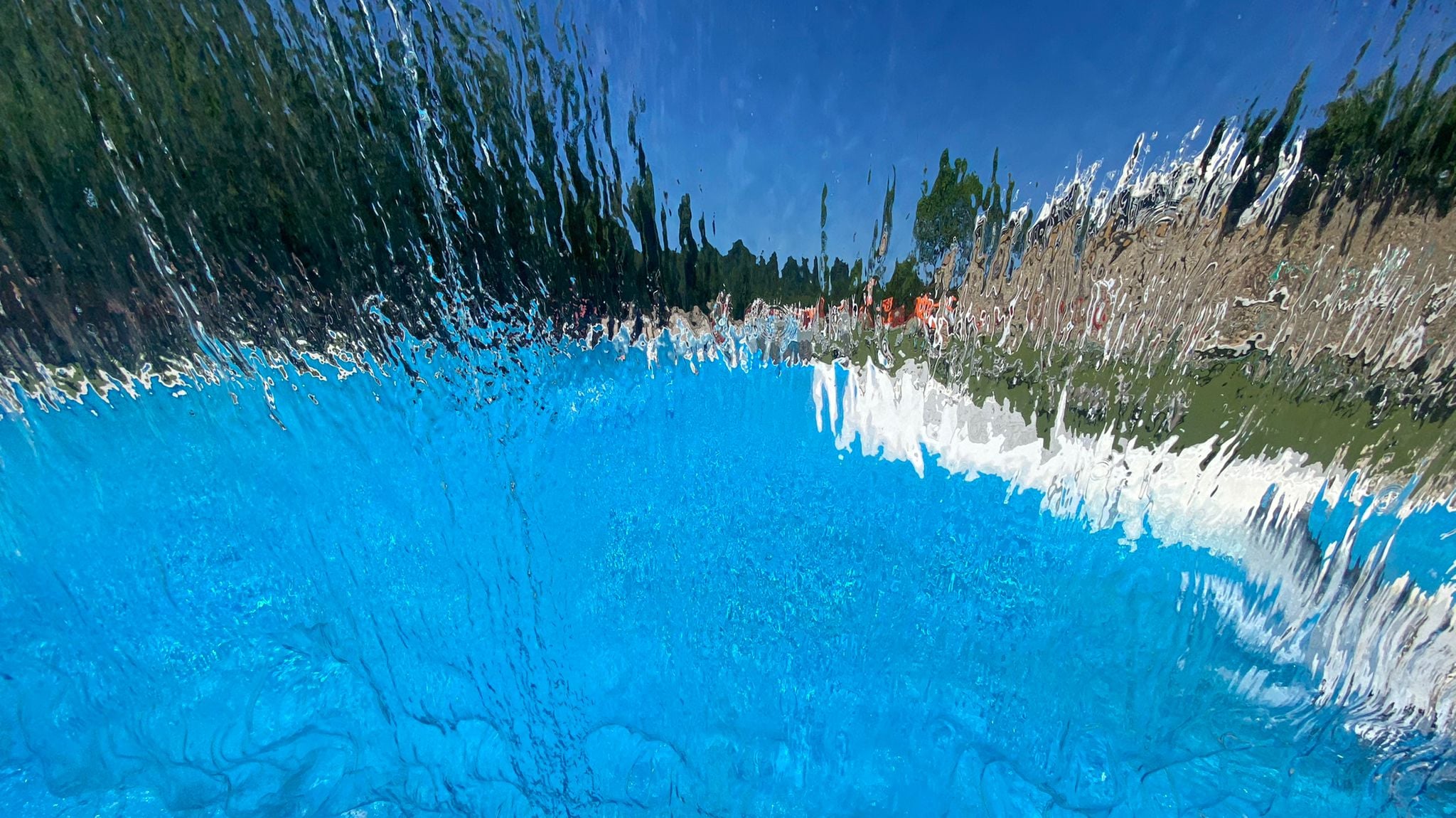 Segundo testemunhas, algumas pessoas não conseguiram salvar a criança, mesmo tentando puxá-la para fora da piscina, pois corriam o risco de também serem sugadas.