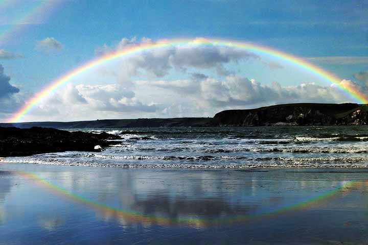 Existem lugares onde as circunstâncias especiais da Natureza fazem com que os arco-íris surjam com frequência embelezando a paisagem. 