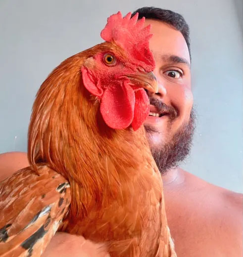 O tutor Pablo comentou sobre o momento de visibilidade do Galynaldo, “Tem gente que entrou em contato comigo de outros países, outras páginas para postar o vídeo, dos Estados Unidos, da Arábia. Agora ele está famoso”.