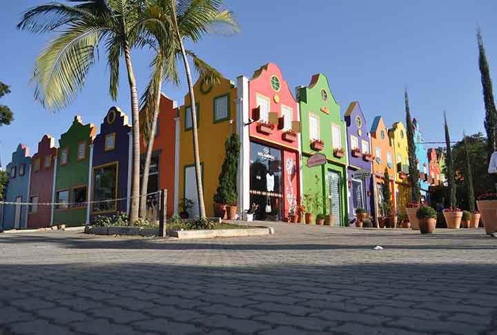 Vários restaurantes têm em seus cardápios pratos típicos da Holanda. O turista pode encontrar pratos com temperos especiais holandeses, como, por exemplo, os famosos salsichões, doces feitos à base de flores, e muito mais.