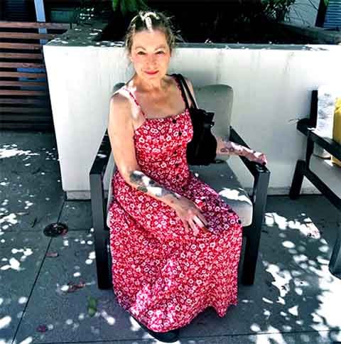 Ela própria acabou se viciando em drogas como a heroína e tentou dar cabo da própria vida três vezes. 

