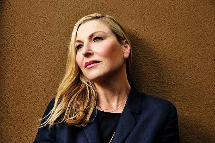 A começar pela relação com o próprio pai. Ela conta que Ryan O’Neal, morto em 2023 aos 82 anos, teve uma reação explosiva ao saber que ela tinha sido indicada ao Oscar e ele não. Ressentido, o ator deu um soco na filha.
