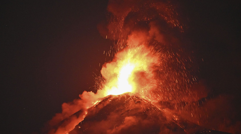 Vulcão de Fogo entra em erupção visto de Alotenango, departamento de Sacatepequez, cerca de 65 quilômetros a sudoeste da Cidade da Guatemala em 10 de março de 2025