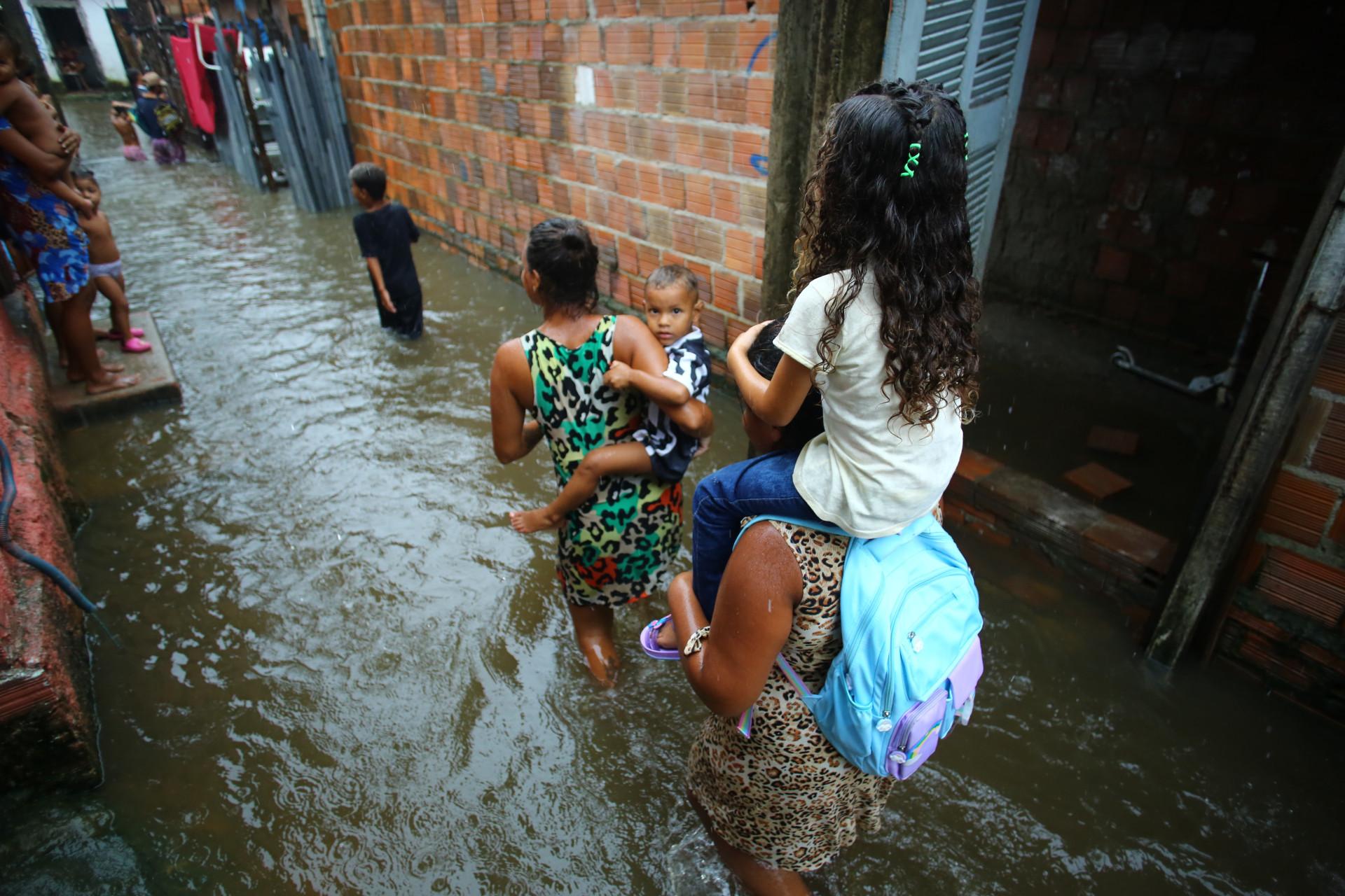 CAUCAIA-CE, BRASIL, 11.03.2025: Chuvas causam alagamentos em Caucaia. rua das Princesas.  (foto: Fabio Lima/ OPOVO)