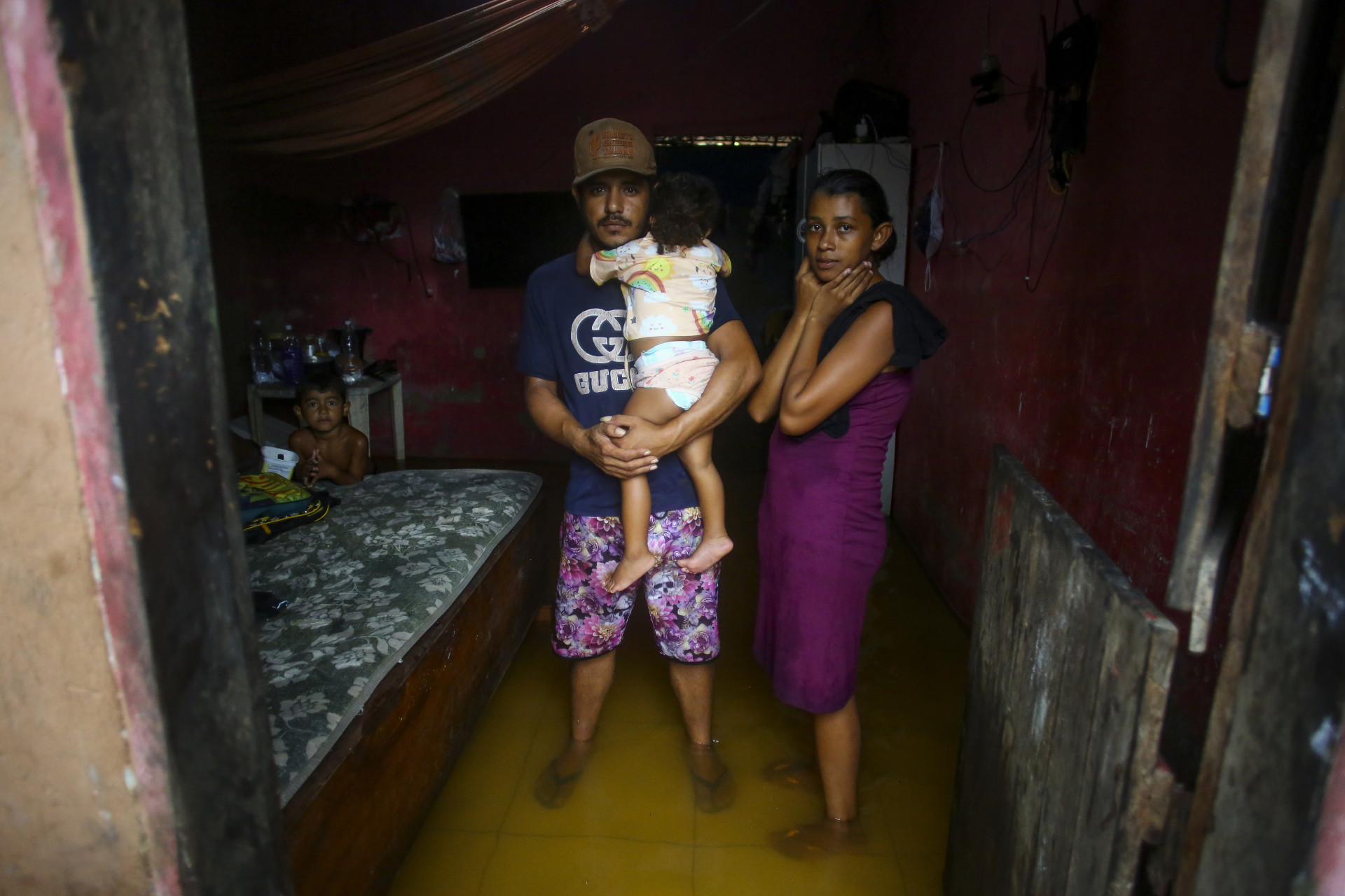 CAUCAIA-CE, BRASIL, 11.03.2025: Família de Lucivaldo da Silva e Larissa Felicio da Silva e seus quatro filhos tiveram a casa invadida pelas águas e perderam toda comida que tinham.  Chuvas causam alagamentos em Caucaia. Rua das Princesas. (foto: Fabio Lima/ OPOVO)
