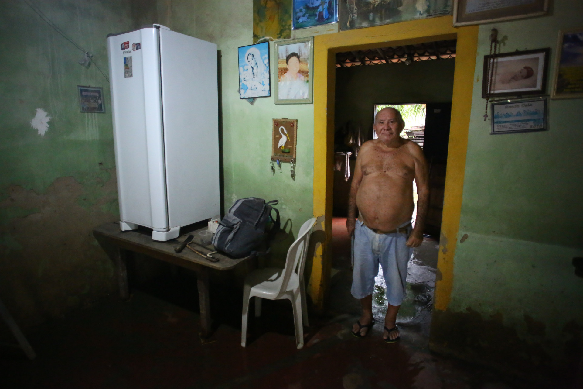CAUCAIA-CE, BRASIL, 11.03.2025: Francisco Eduardo Pimentel, 76, teve que subir móveis e geladeira em casa para escapar da chuva.  Chuvas causam alagamentos em Caucaia. Bairro São Miguel.  (foto: Fabio Lima/ OPOVO)