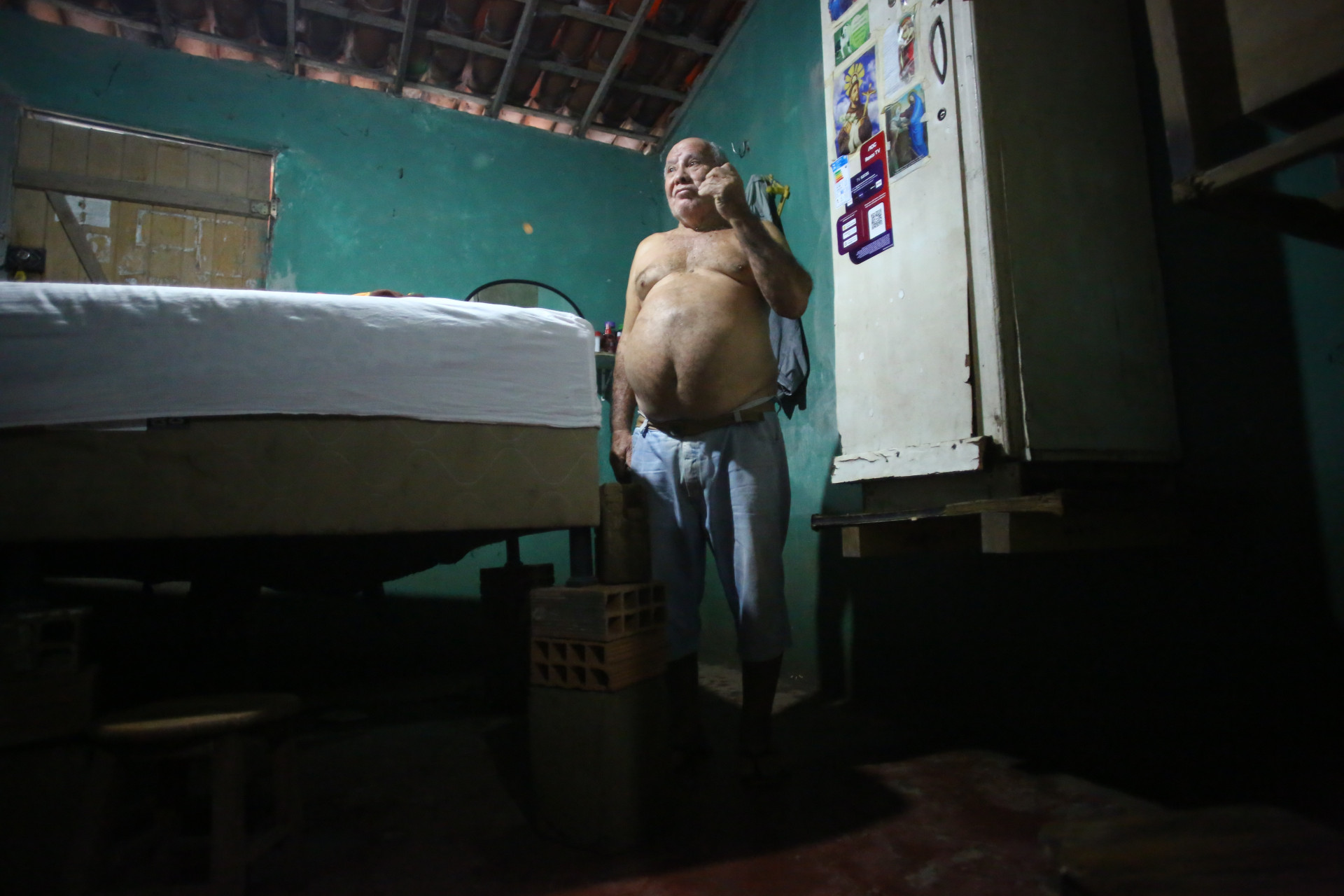 CAUCAIA-CE, BRASIL, 11.03.2025: Francisco Eduardo Pimentel, 76, teve que subir móveis e geladeira em casa para escapar da chuva.  Chuvas causam alagamentos em Caucaia. Bairro São Miguel.  (foto: Fabio Lima/ OPOVO)