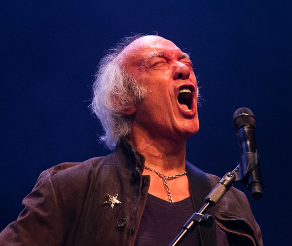 A música já havia ganhado visibilidade internacional ao ser incluída na série Outer Banks (2024), da Netflix, e agora atinge novos públicos com o sucesso mundial do filme.