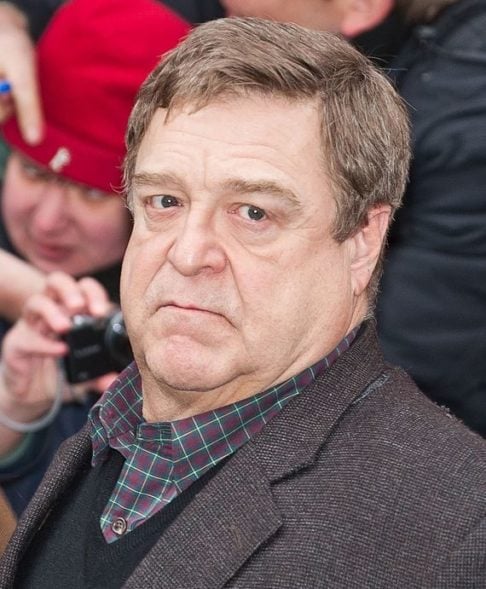 Goodman teria caído no set, lesionando a pelve e a perna, mas o acidente não estava relacionado a nenhuma cena de acrobacia.